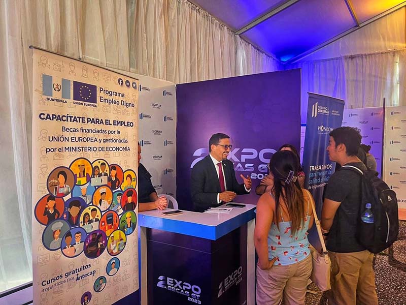 PARTICIPACIÓN DEL PED EN EXPO BECAS GT